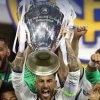 Sergio Ramos a primit trofeul Ligii Campionilor de la preşedintele UEFA, Aleksander Čeferin